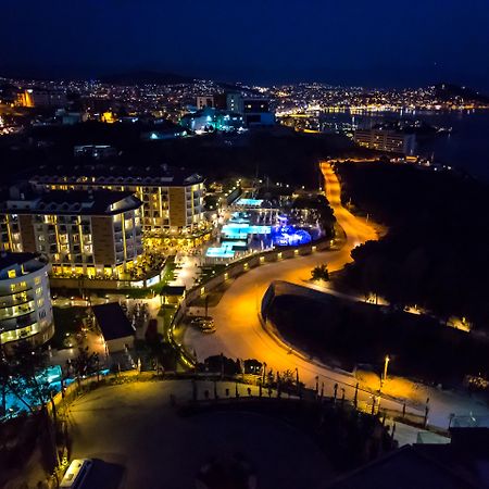 Ramada Resort Kusadasi & Golf Luaran gambar Aerial view of the resort at night