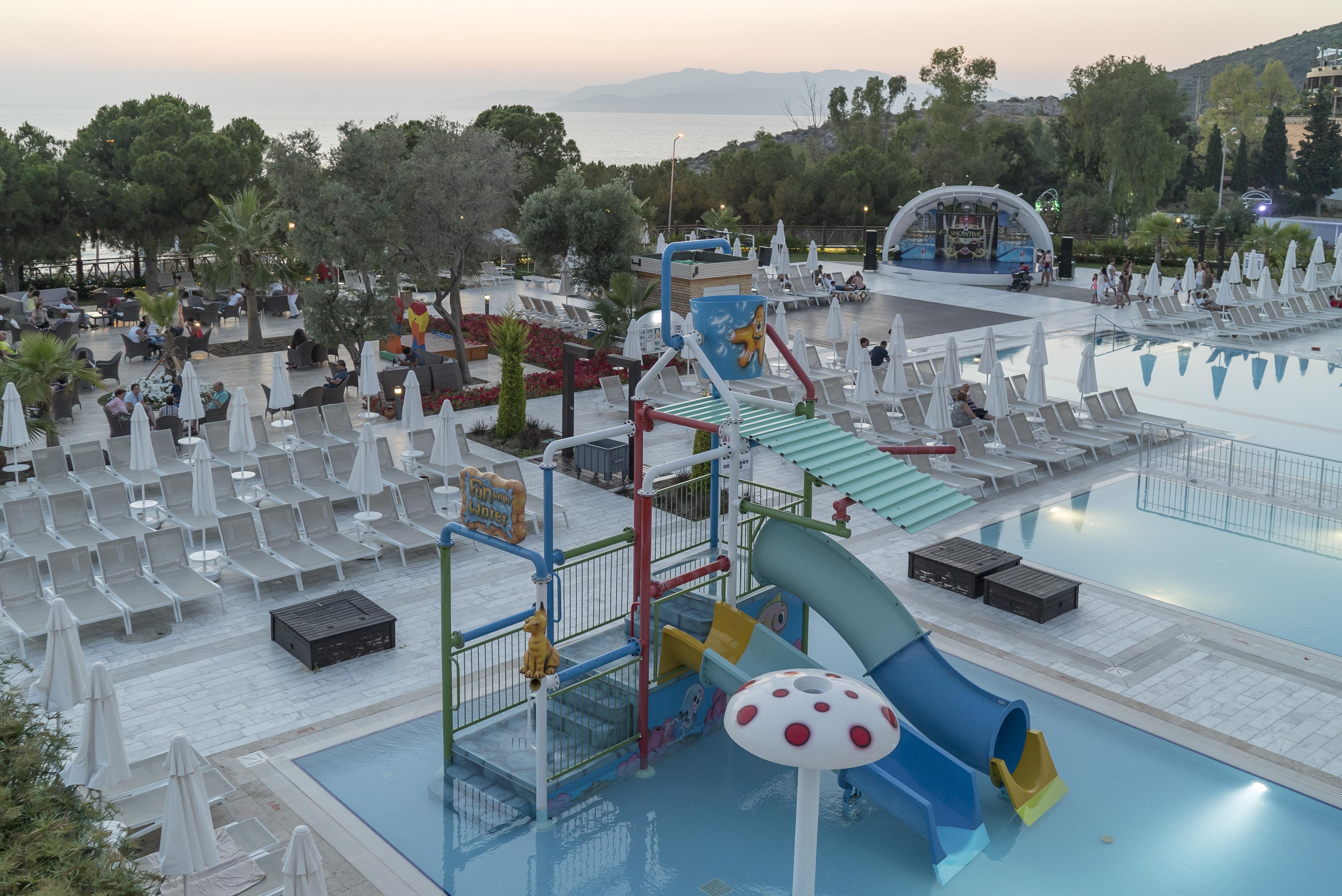 Ramada Resort Kusadasi & Golf Luaran gambar The water park at the hotel