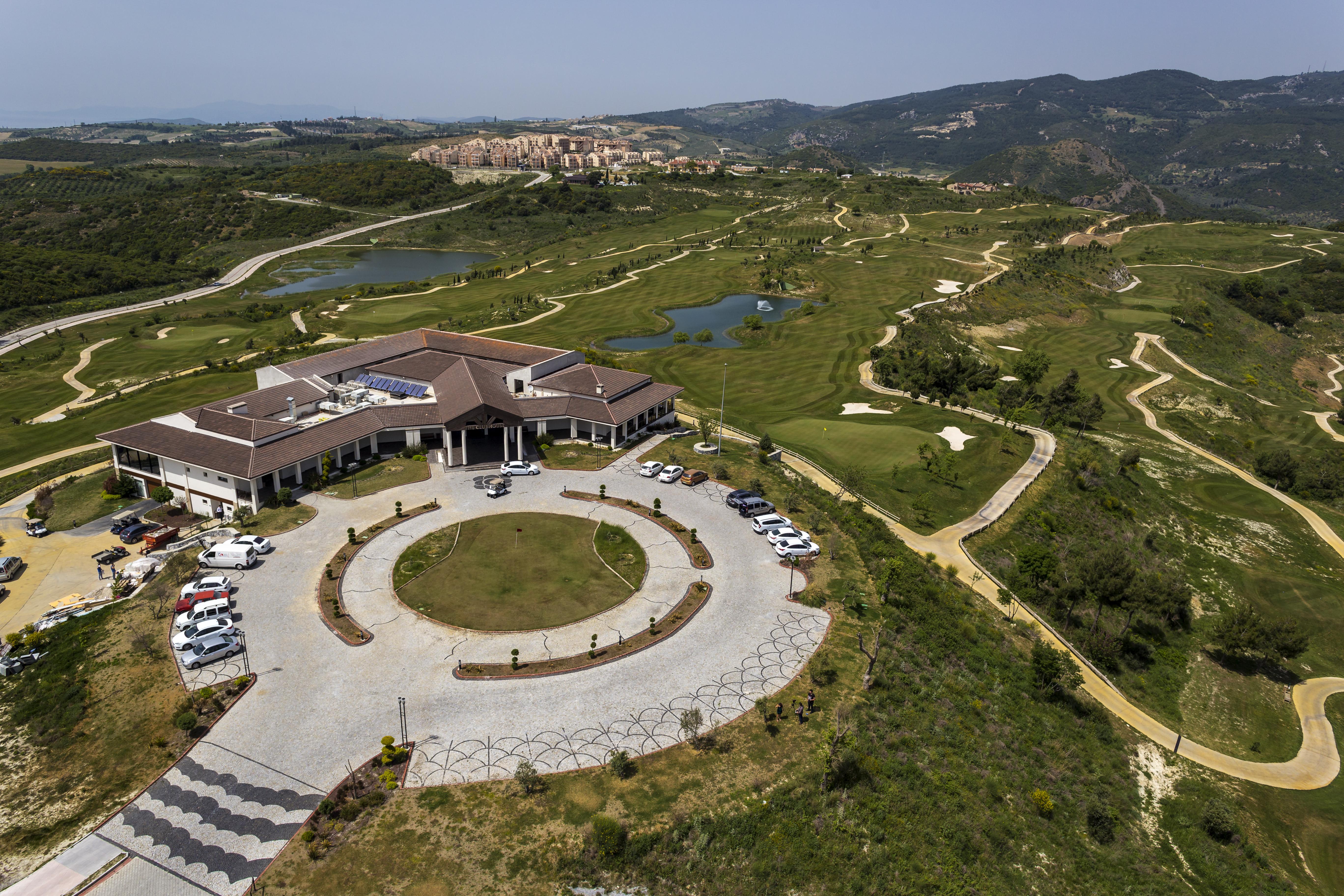 Ramada Resort Kusadasi & Golf Luaran gambar Aerial view of the clubhouse