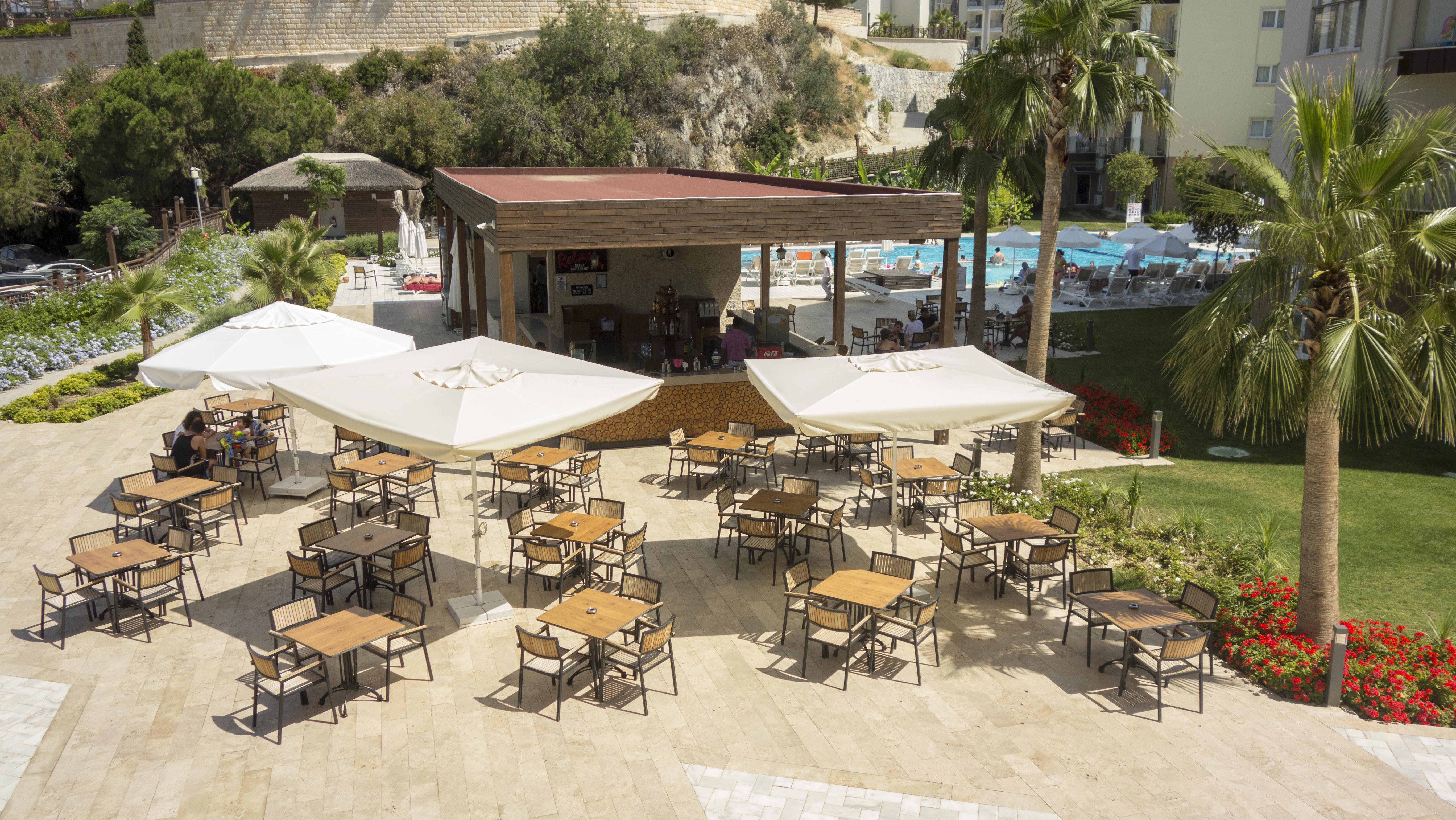 Ramada Resort Kusadasi & Golf Luaran gambar The pool bar at the hotel