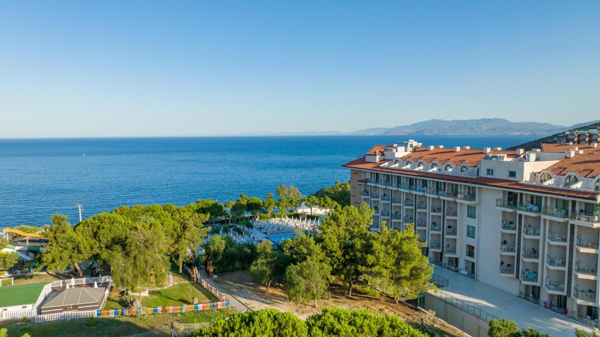 Ramada Resort Kusadasi & Golf Luaran gambar A view of the Aegean Sea from the resort