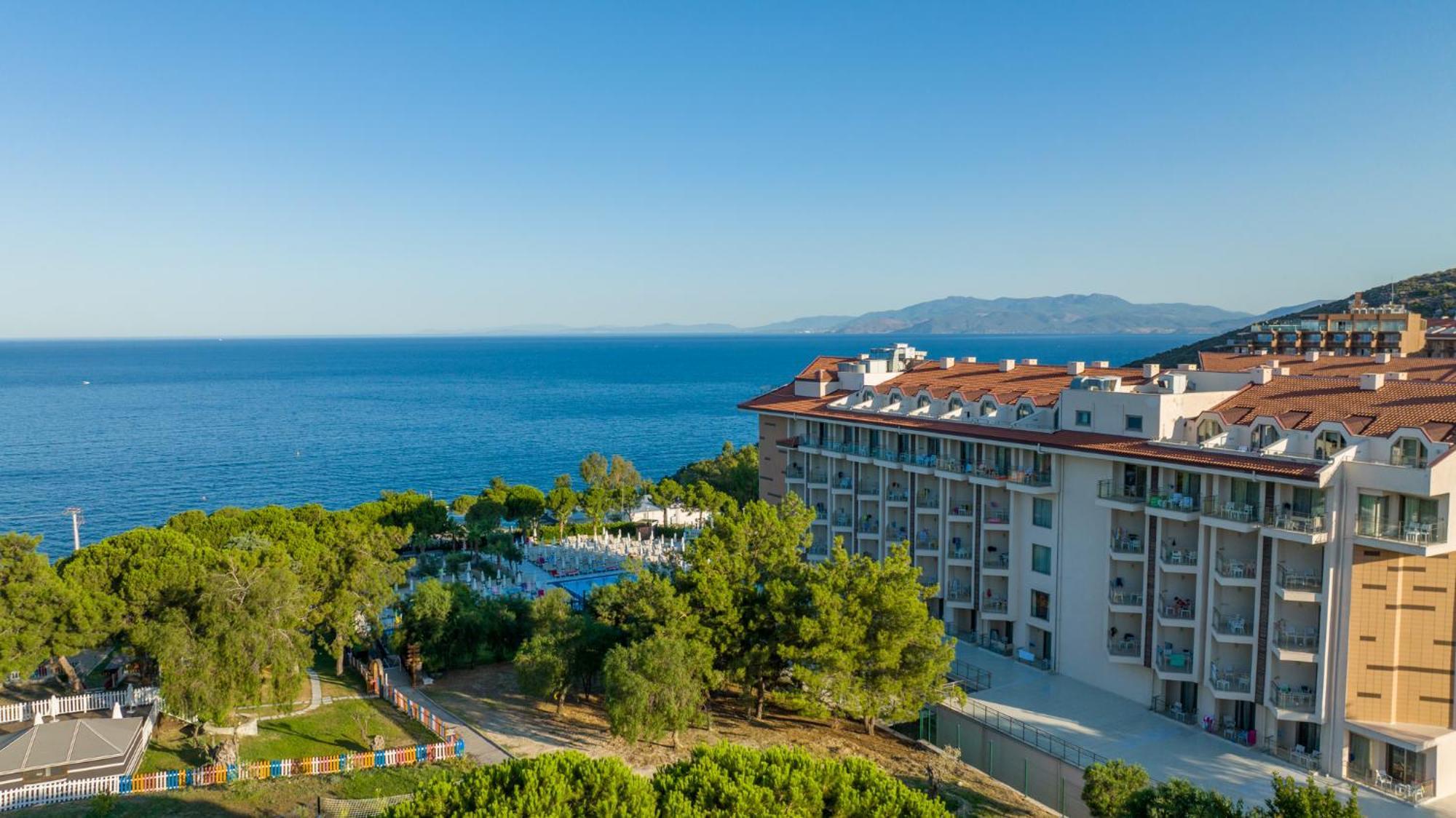 Ramada Resort Kusadasi & Golf Luaran gambar View of the resort