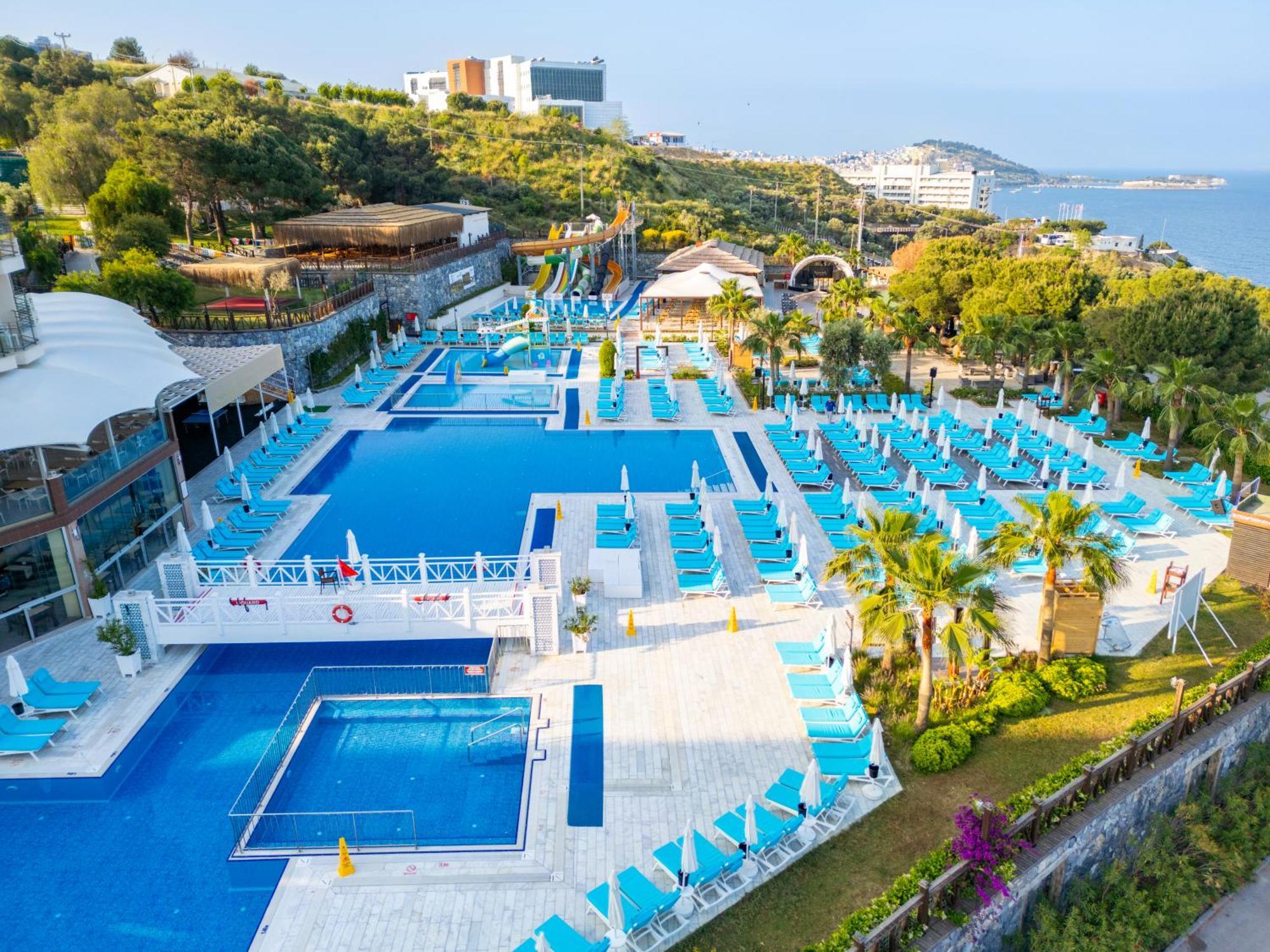 Ramada Resort Kusadasi & Golf Luaran gambar Pool area
