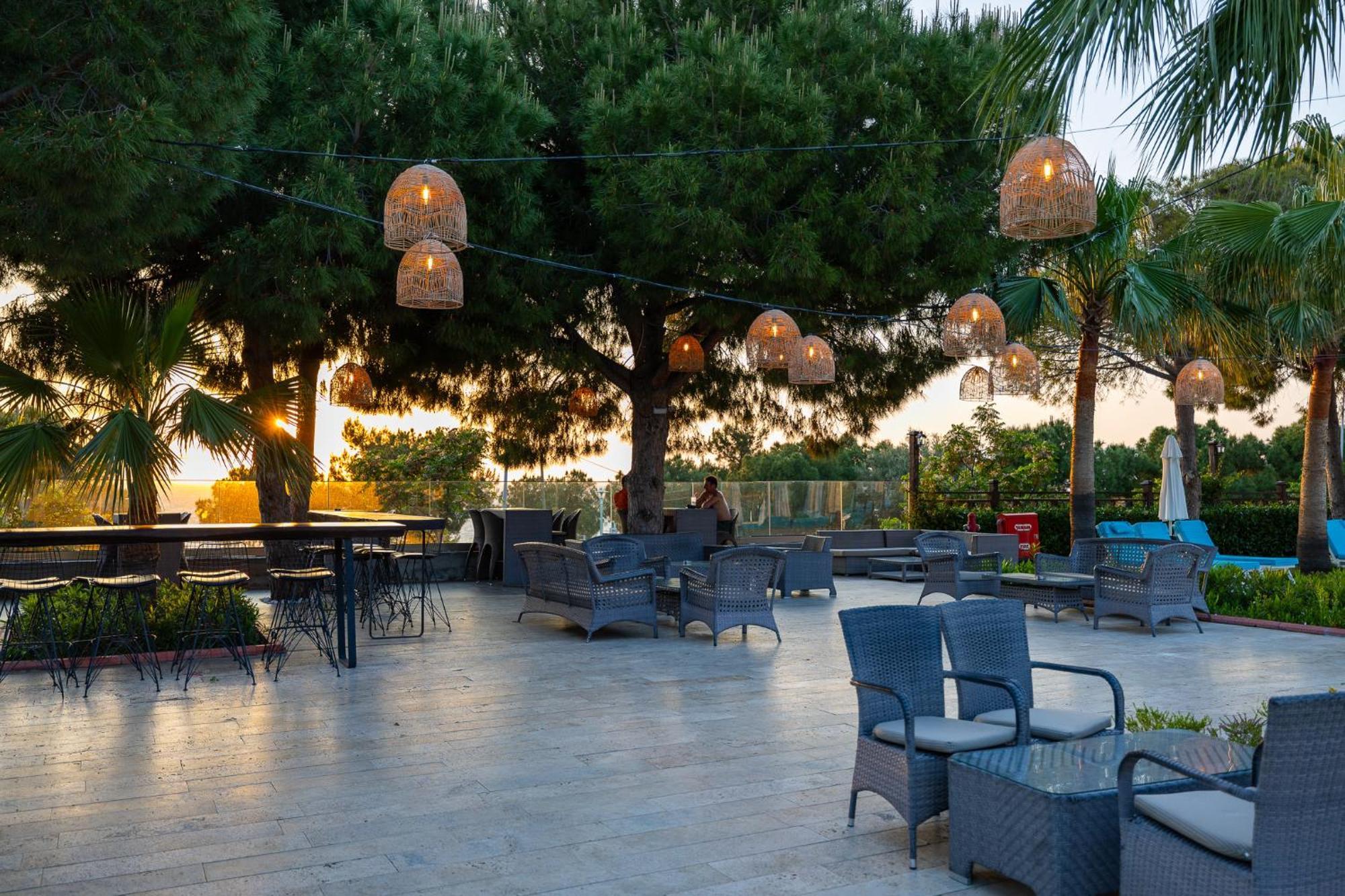 Ramada Resort Kusadasi & Golf Luaran gambar The pool area at the hotel