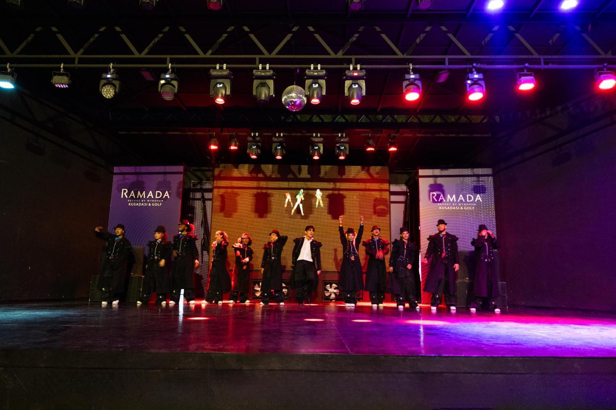 Ramada Resort Kusadasi & Golf Luaran gambar The stage of the hotel's theatre