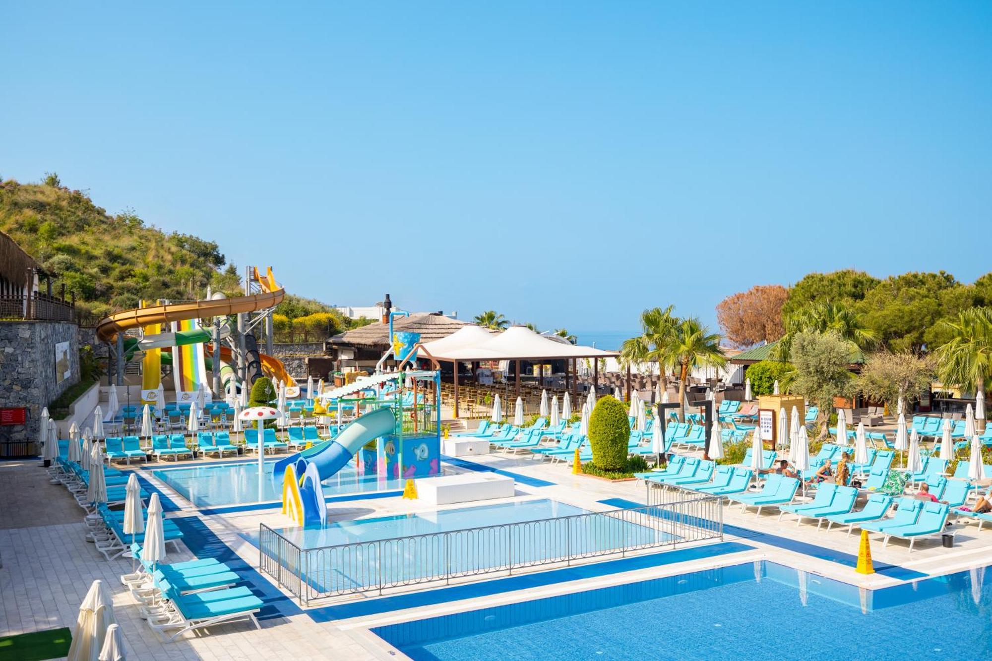 Ramada Resort Kusadasi & Golf Luaran gambar The water park