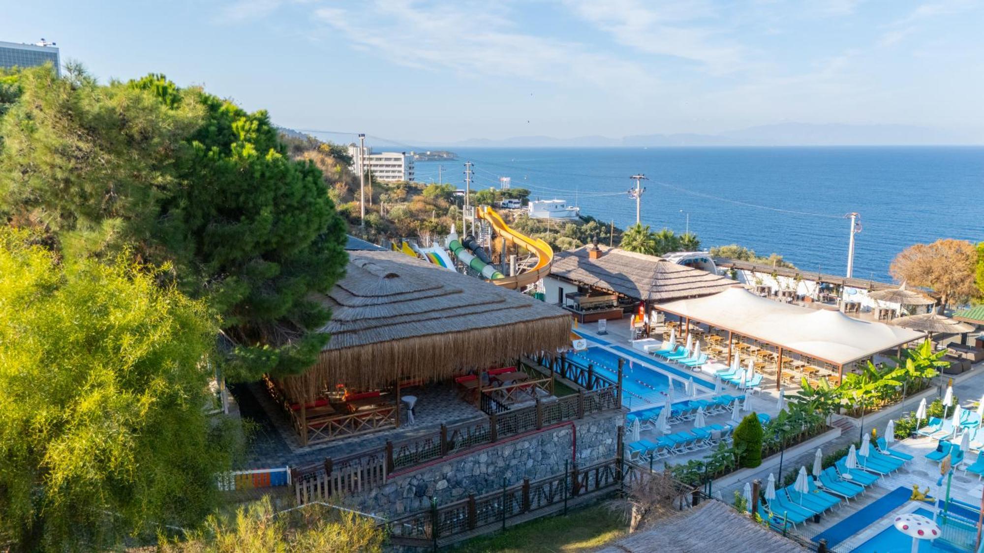Ramada Resort Kusadasi & Golf Luaran gambar View of the park