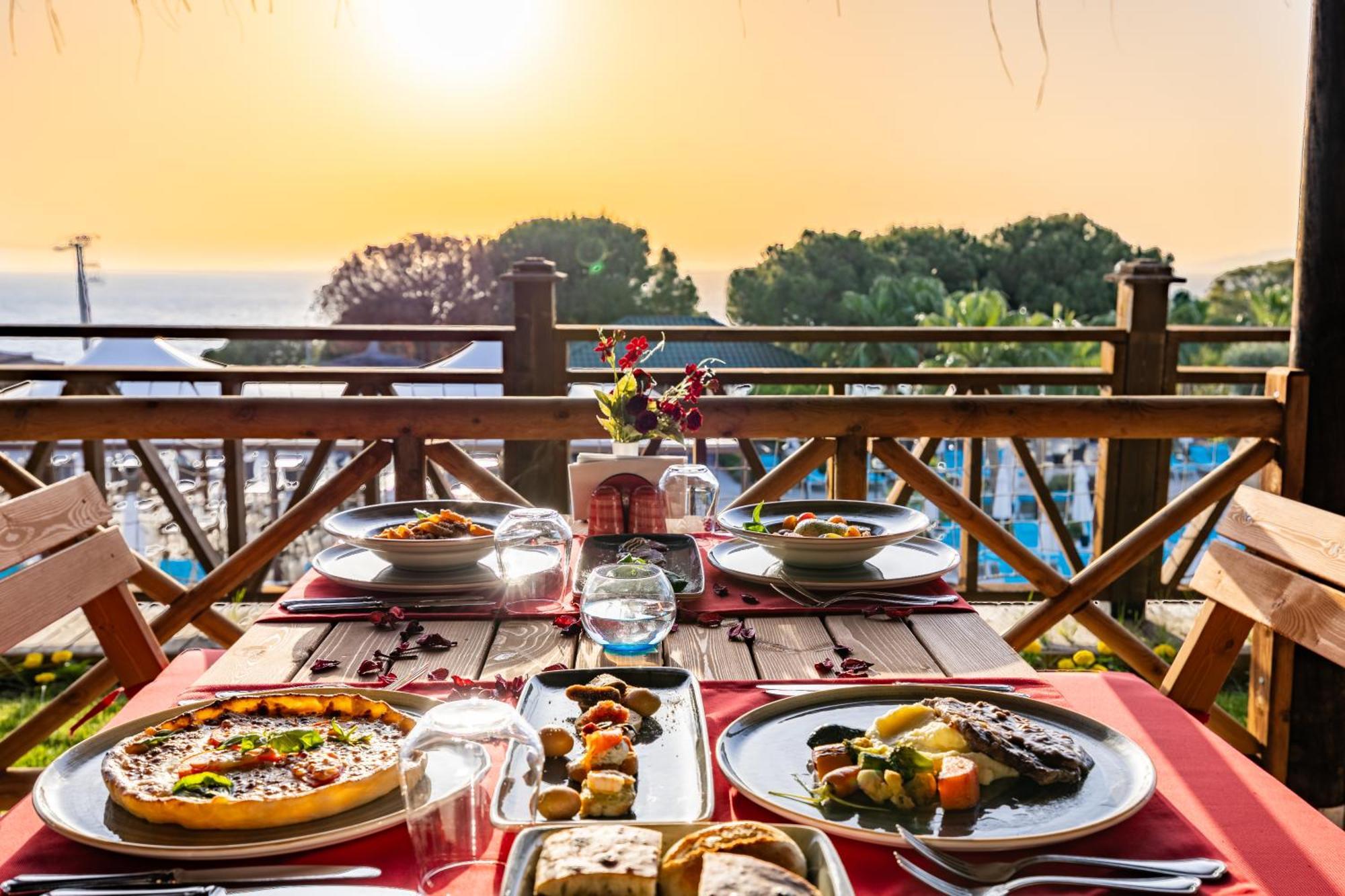 Ramada Resort Kusadasi & Golf Luaran gambar A typical dinner at the resort