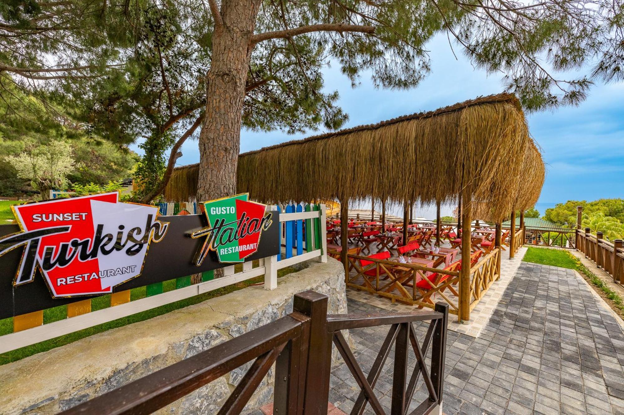 Ramada Resort Kusadasi & Golf Luaran gambar Turkish restaurant in Antalya
