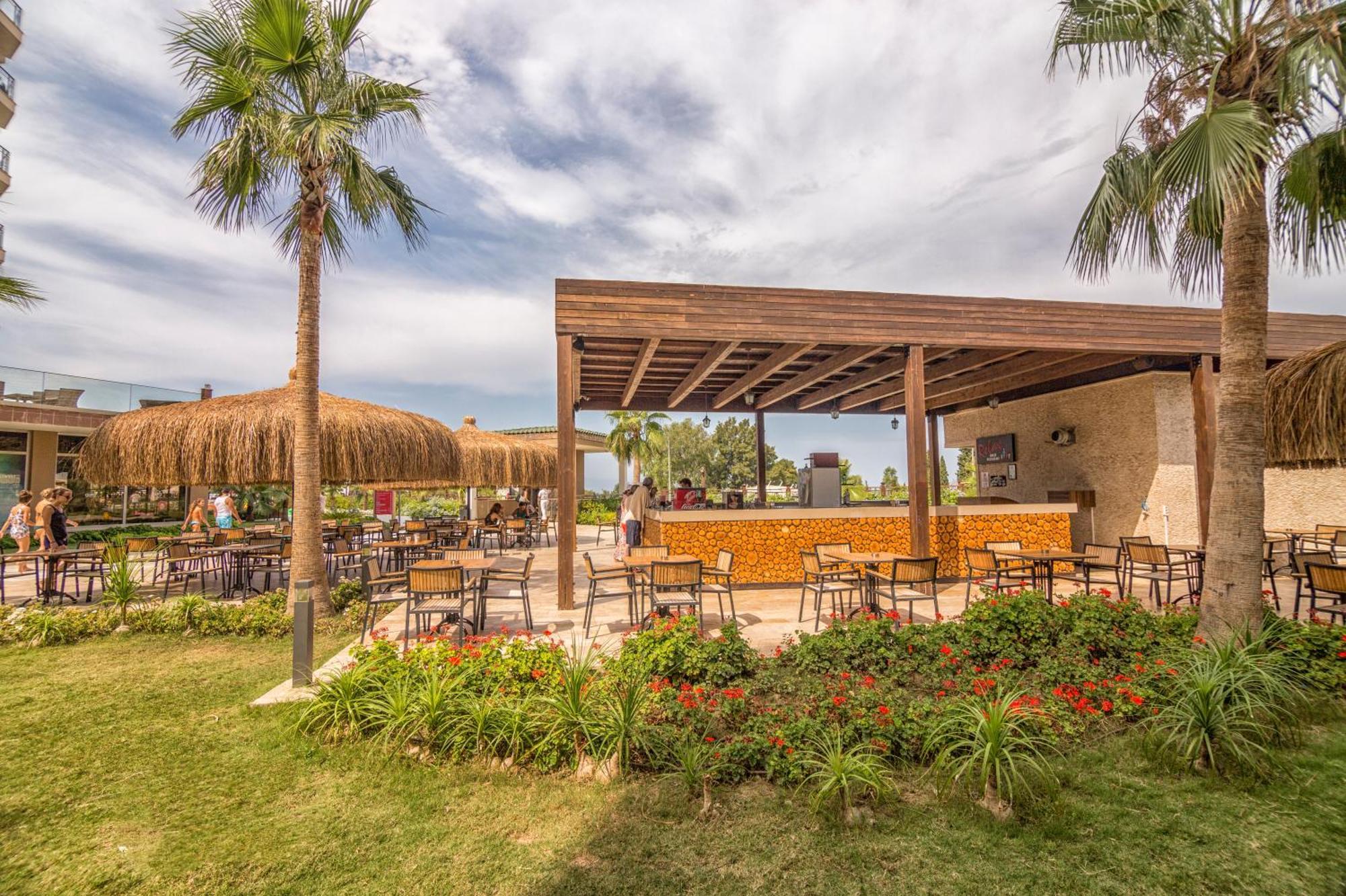 Ramada Resort Kusadasi & Golf Luaran gambar The beach bar at the resort