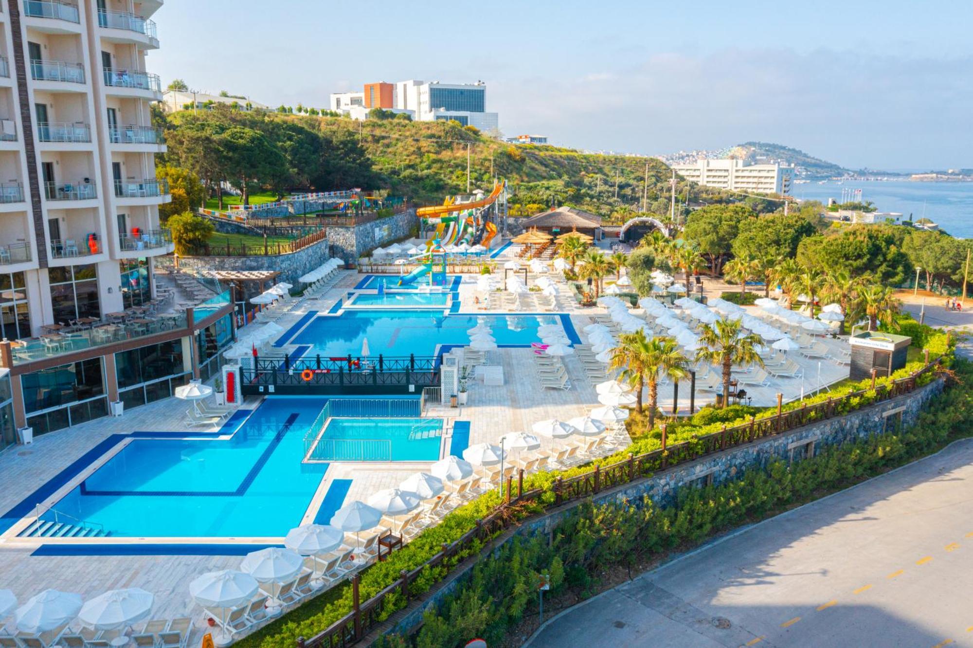Ramada Resort Kusadasi & Golf Luaran gambar A view of the hotel