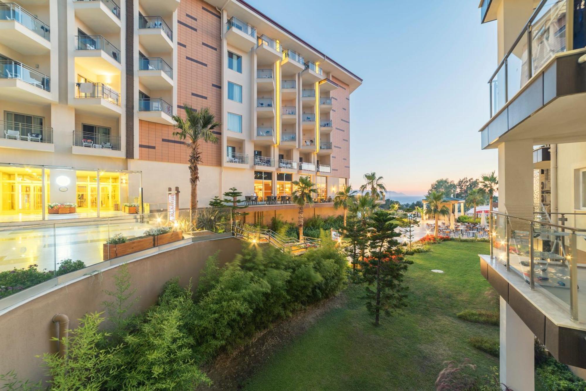 Ramada Resort Kusadasi & Golf Luaran gambar The hotel's grounds