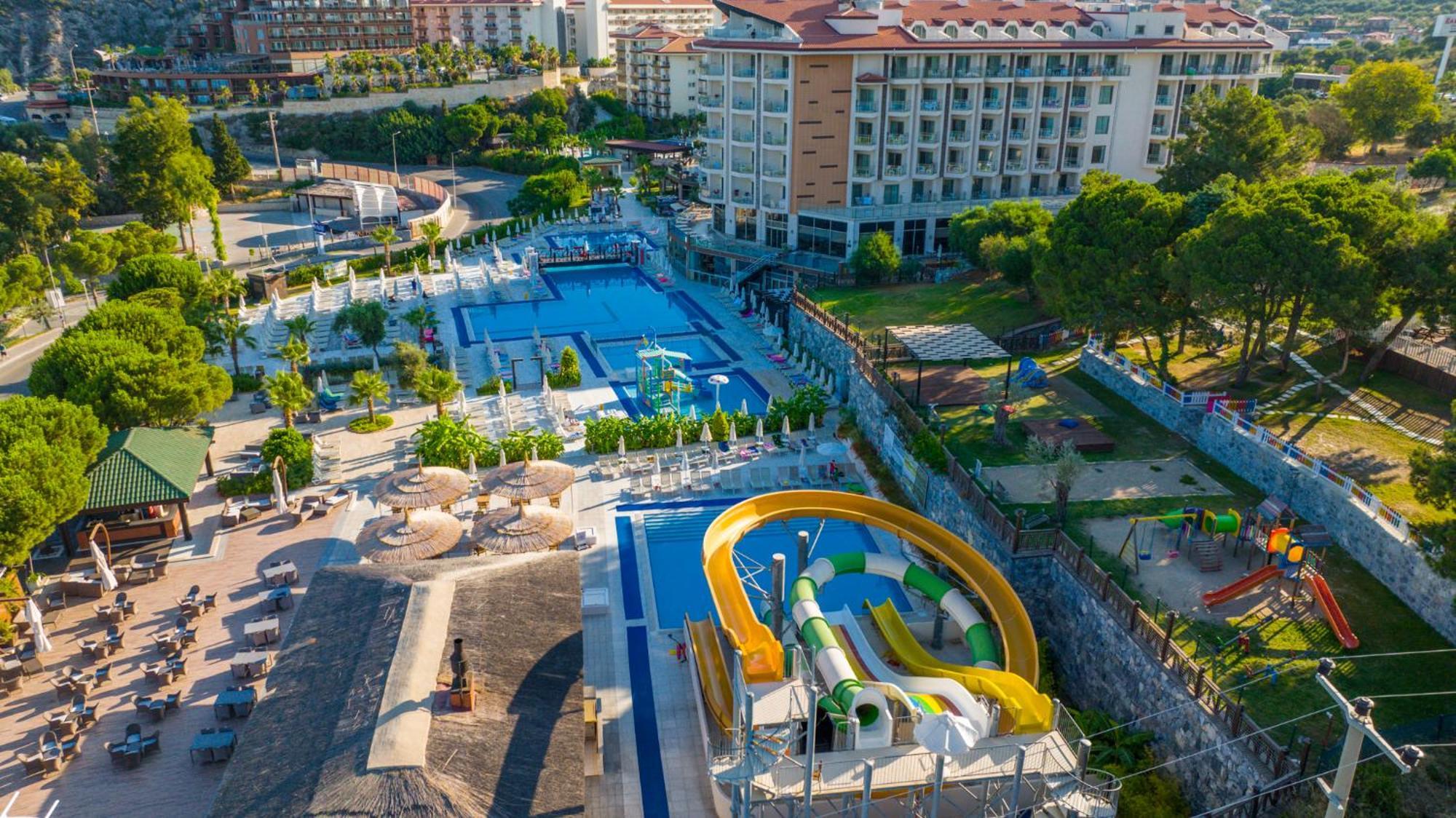 Ramada Resort Kusadasi & Golf Luaran gambar Aerial view of the water park