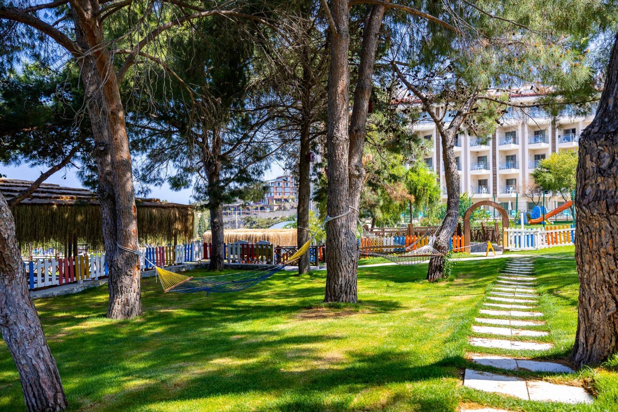 Ramada Resort Kusadasi & Golf Luaran gambar The park