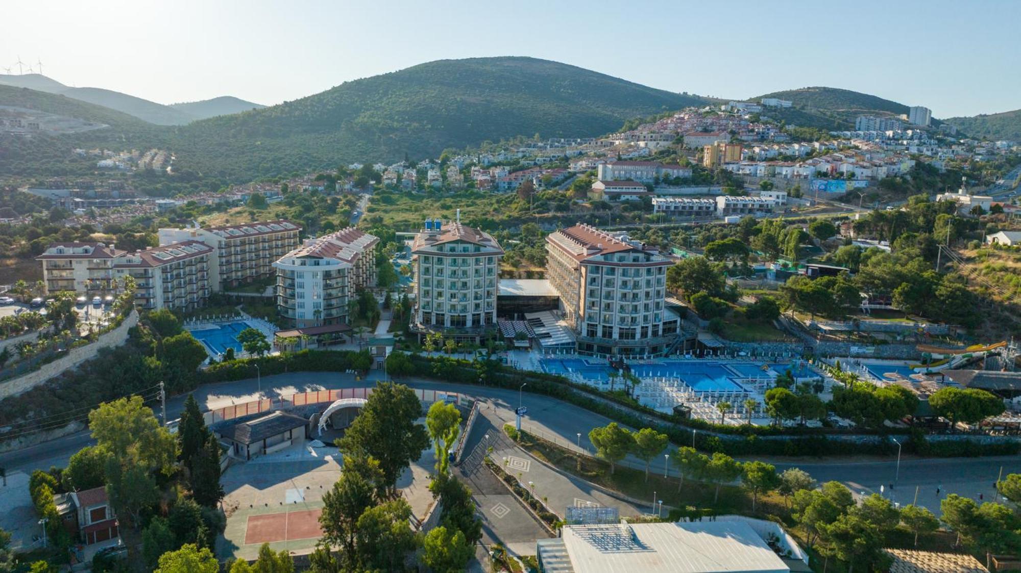 Ramada Resort Kusadasi & Golf Luaran gambar Aerial view of the complex