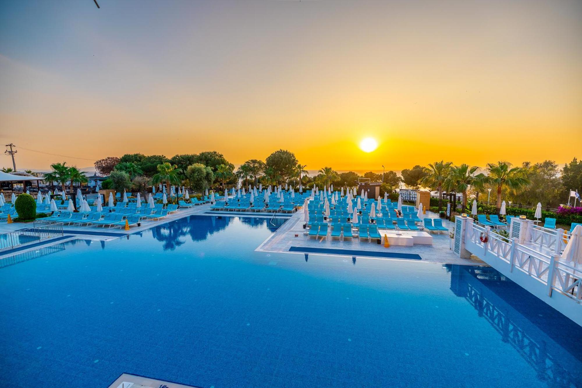 Ramada Resort Kusadasi & Golf Luaran gambar Sunset at the pool of the hotel