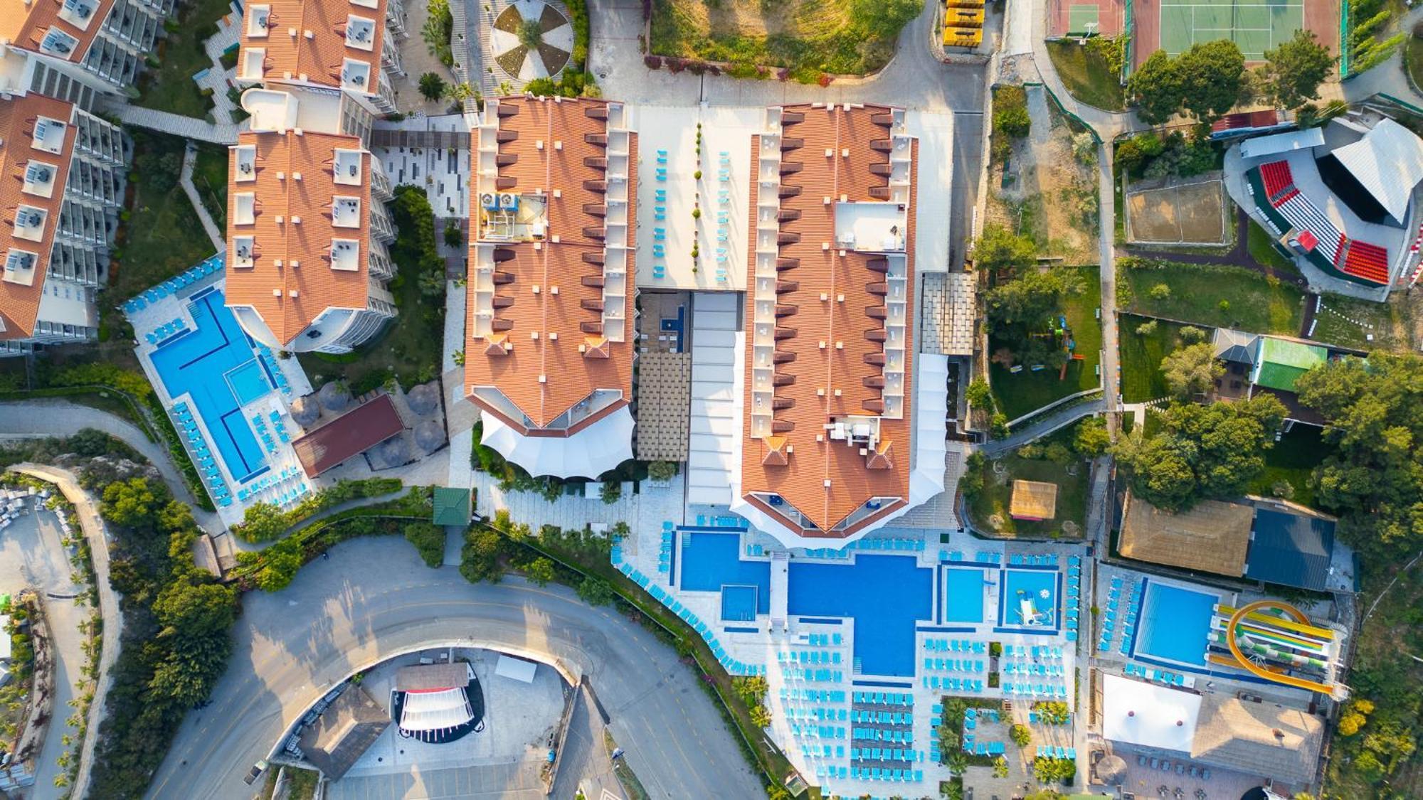 Ramada Resort Kusadasi & Golf Luaran gambar Aerial view of the hotel