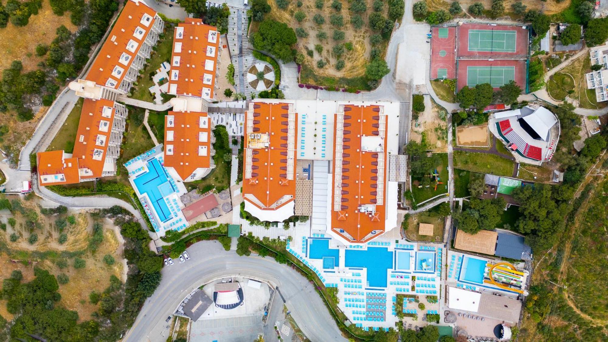 Ramada Resort Kusadasi & Golf Luaran gambar Aerial view of the hotel