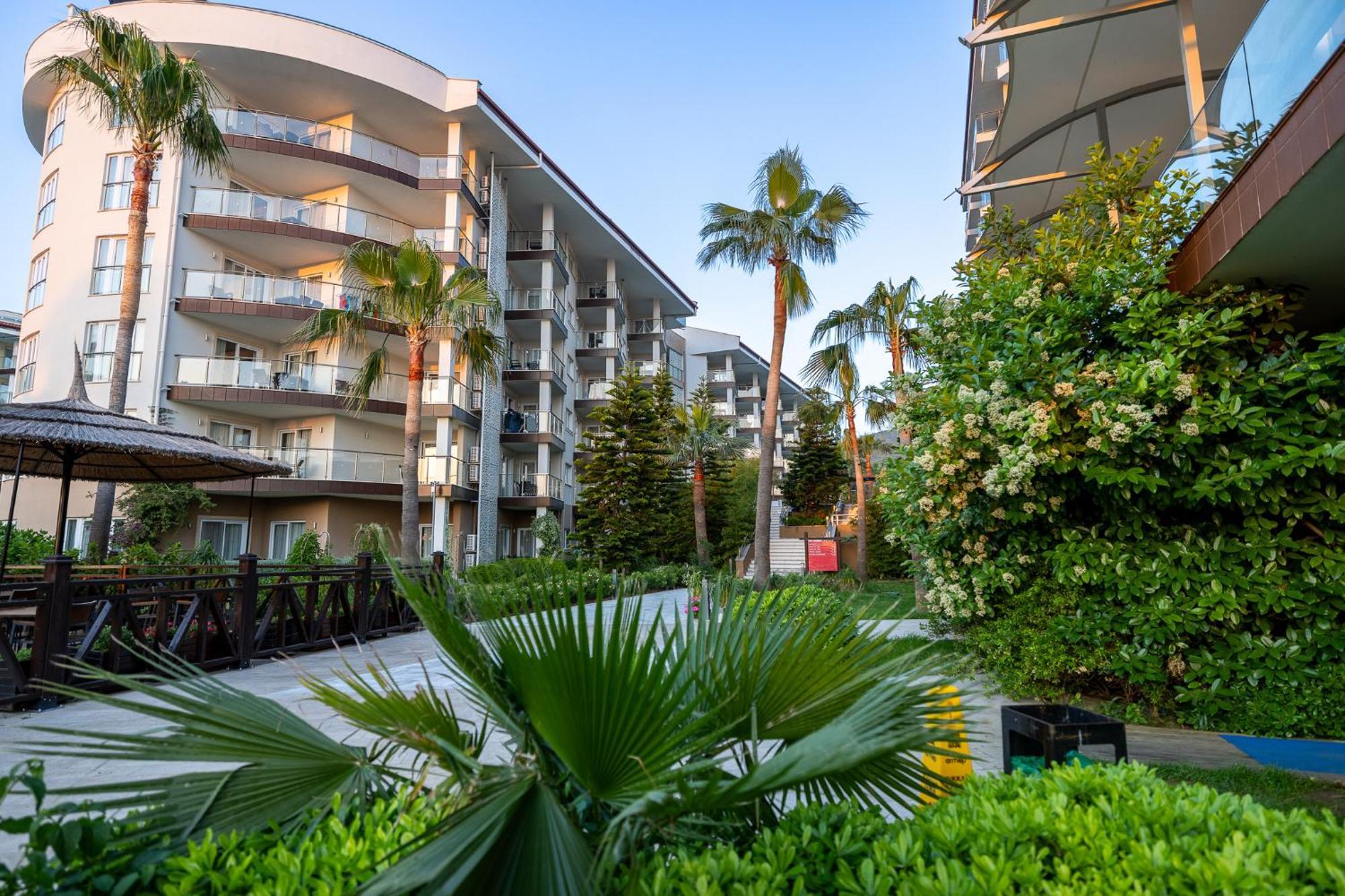 Ramada Resort Kusadasi & Golf Luaran gambar The complex of the hotel