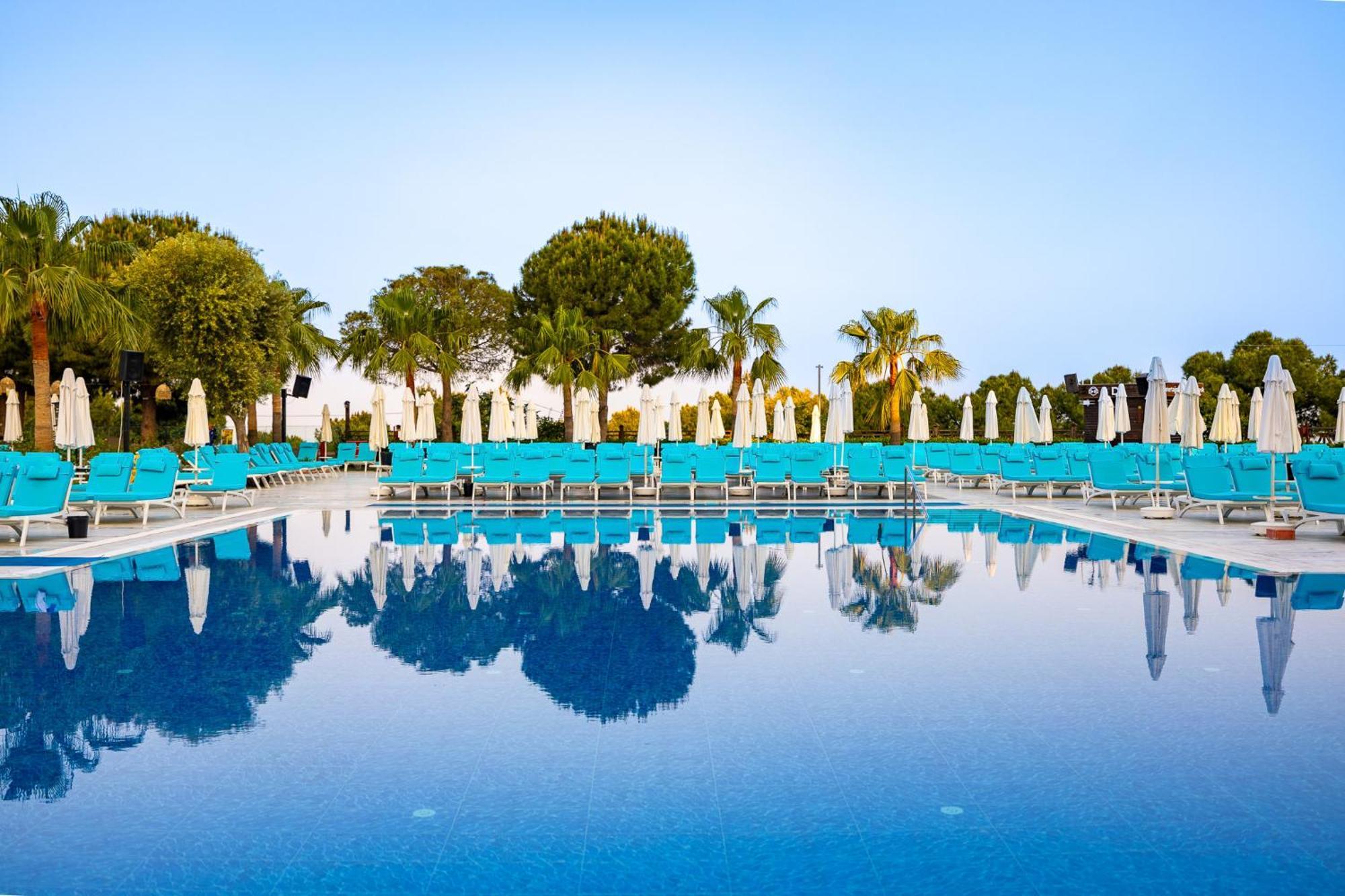 Ramada Resort Kusadasi & Golf Luaran gambar Pool at the hotel