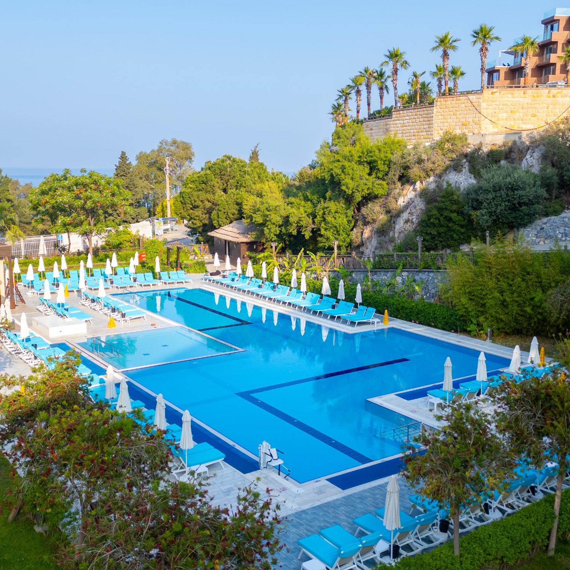 Ramada Resort Kusadasi & Golf Luaran gambar A swimming pool