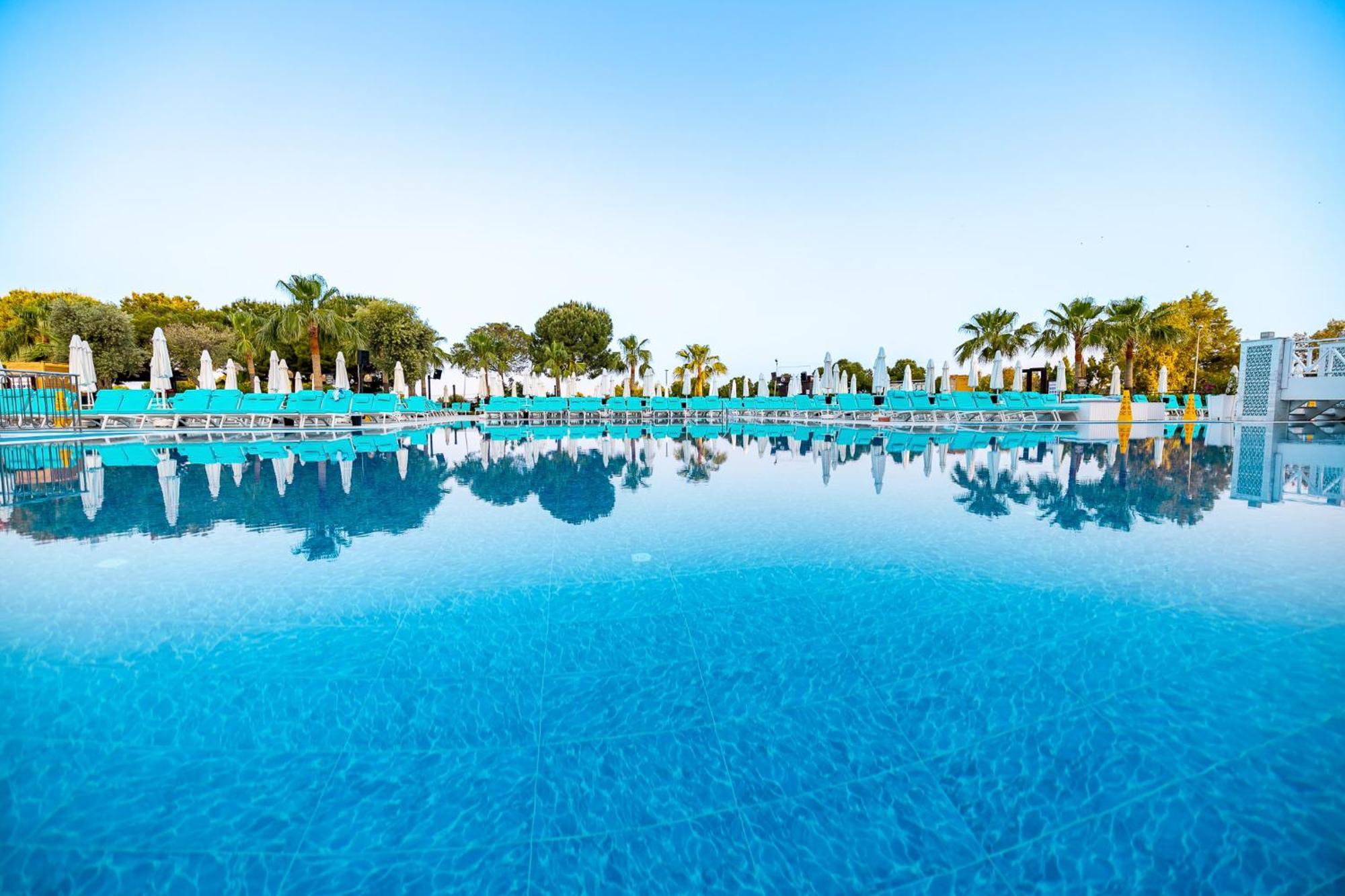 Ramada Resort Kusadasi & Golf Luaran gambar The swimming pool at the hotel