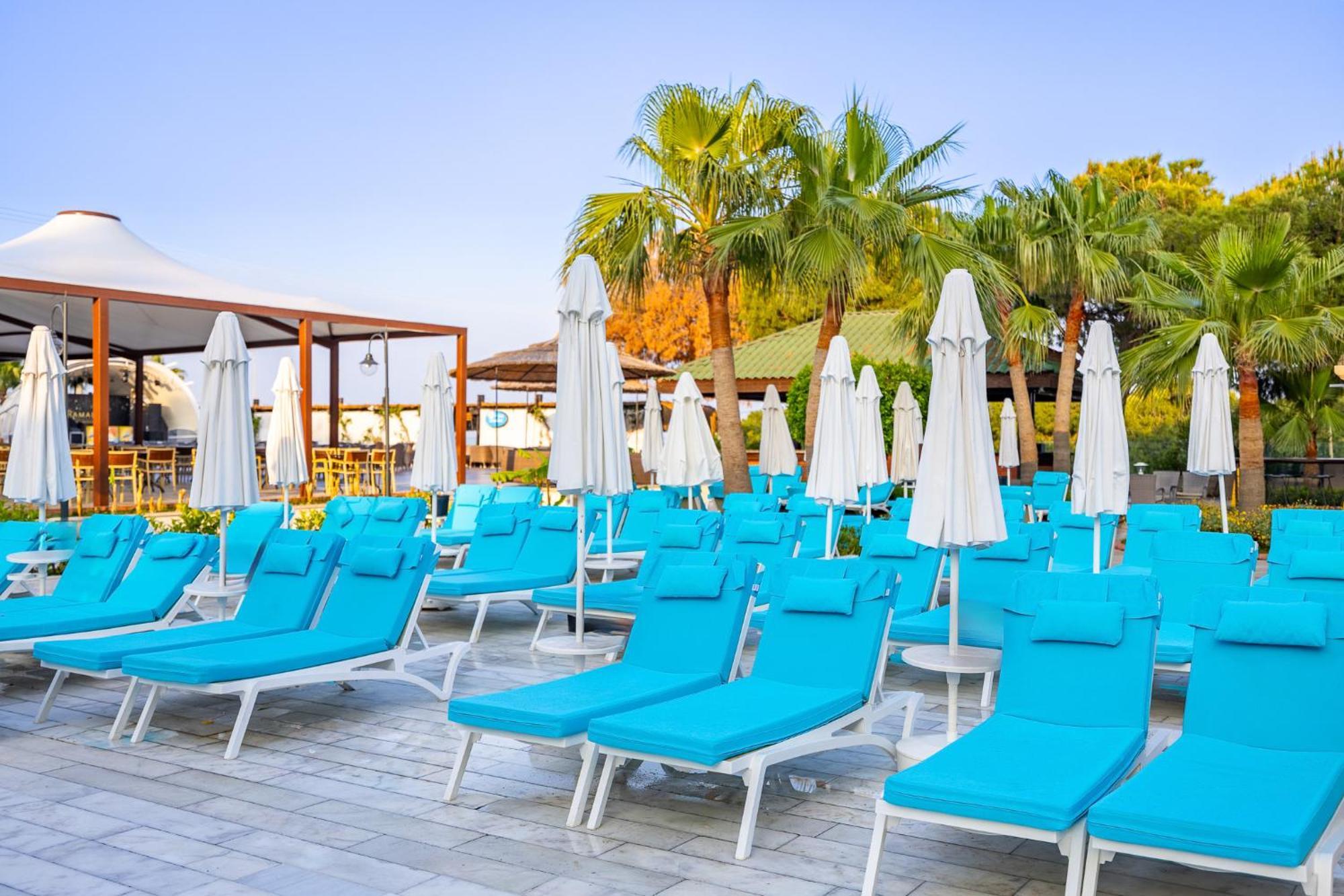 Ramada Resort Kusadasi & Golf Luaran gambar Sunloungers at a resort in Turkey