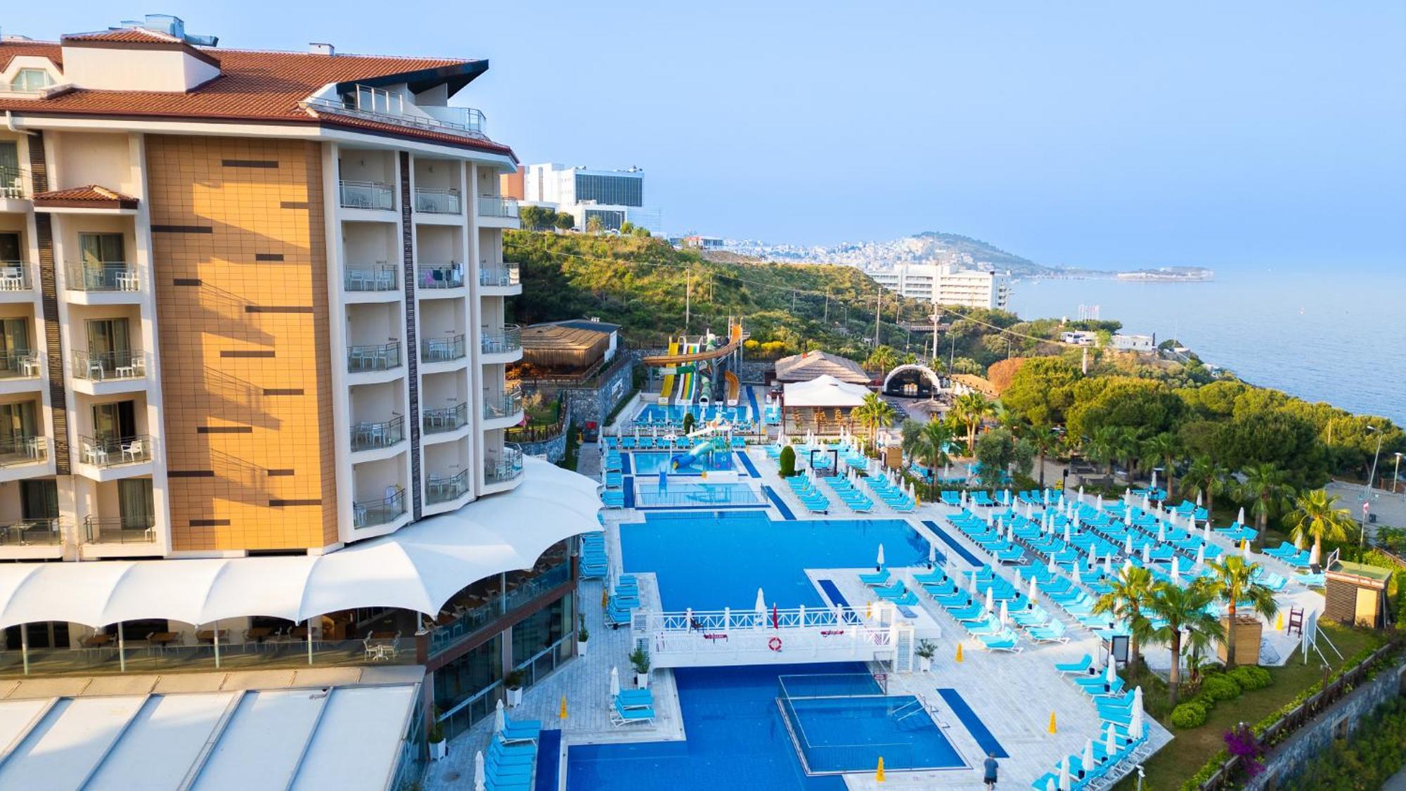 Ramada Resort Kusadasi & Golf Luaran gambar A view of the hotel