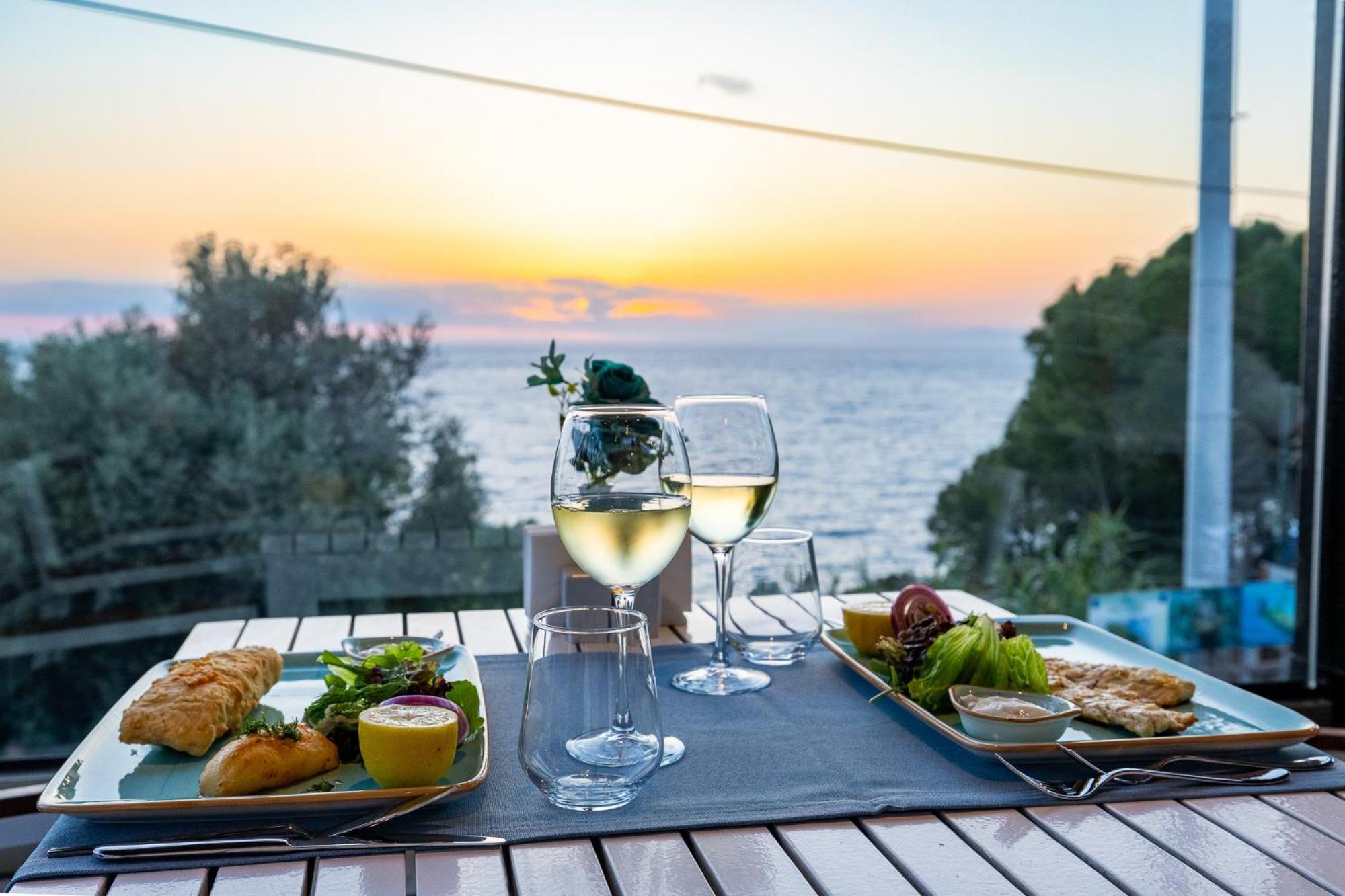 Ramada Resort Kusadasi & Golf Luaran gambar Sunset at the restaurant