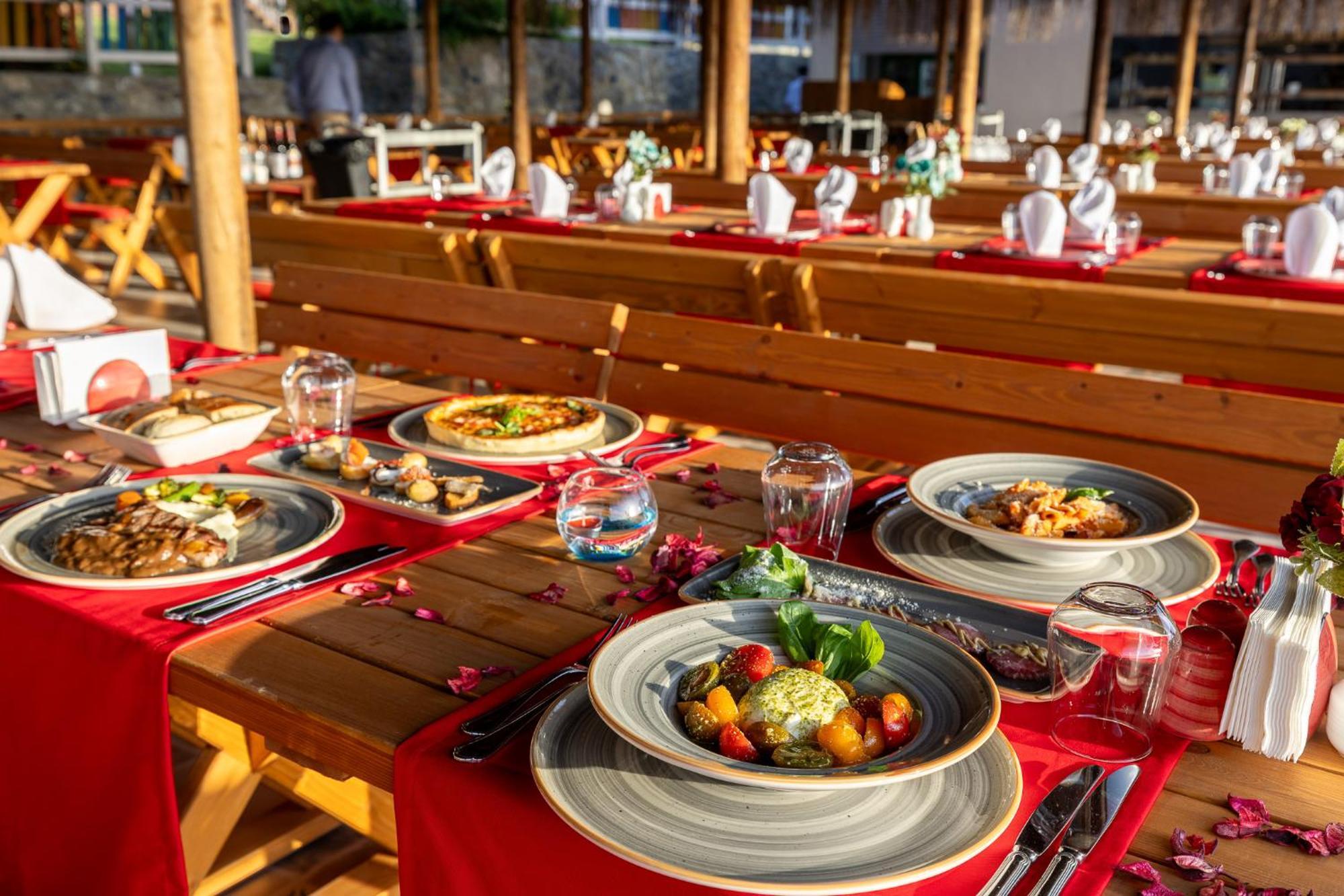 Ramada Resort Kusadasi & Golf Luaran gambar A typical dinner at the restaurant