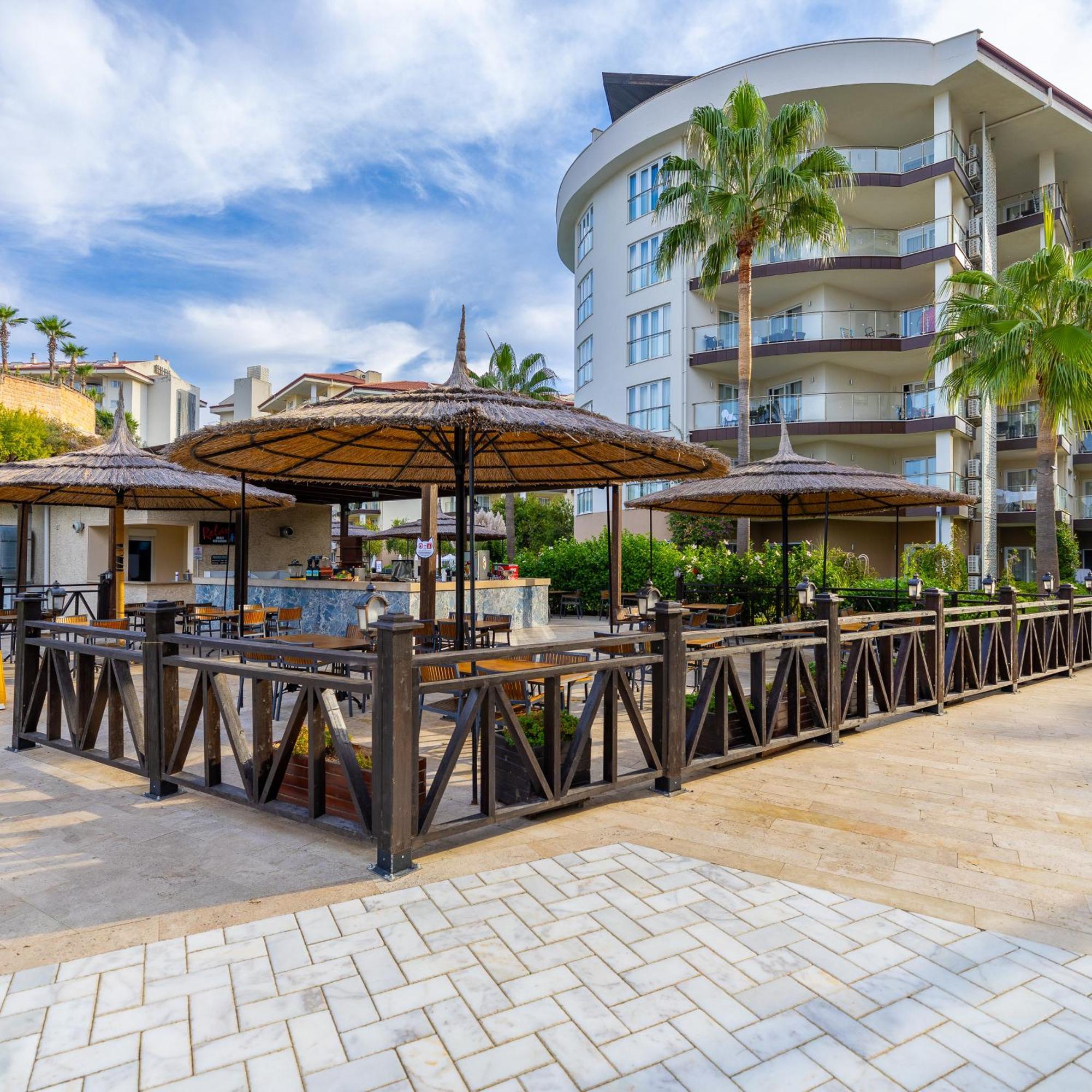 Ramada Resort Kusadasi & Golf Luaran gambar A poolside bar in Turkey