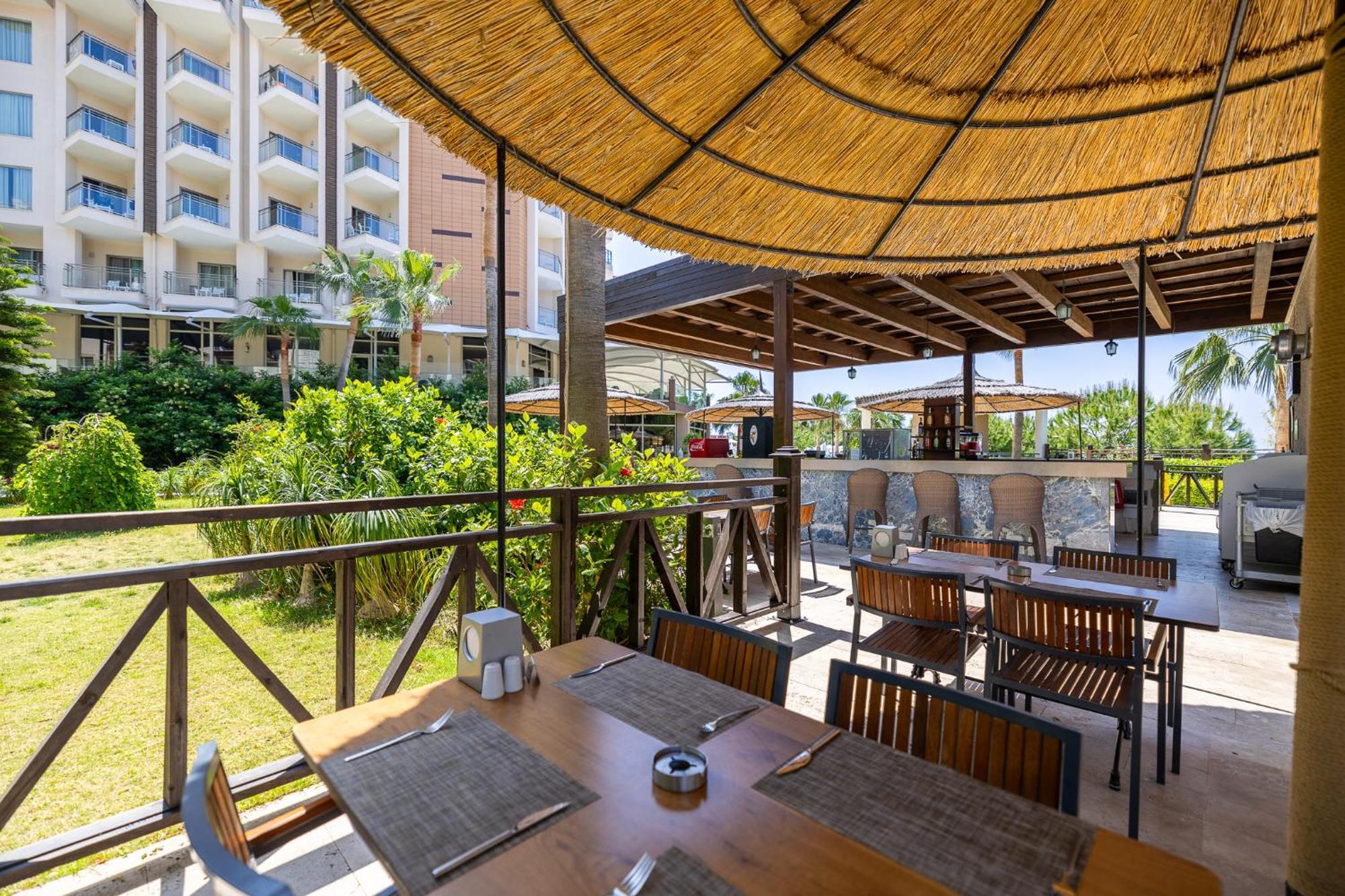 Ramada Resort Kusadasi & Golf Luaran gambar The restaurant